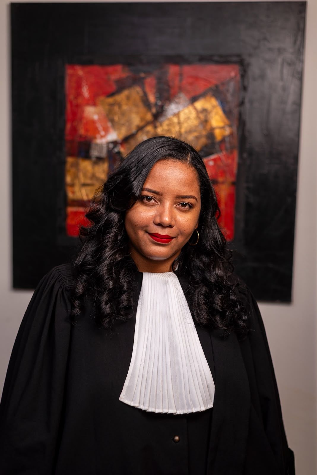 Maître Orlandie Marovavy Andriamandano en robe d'avocat